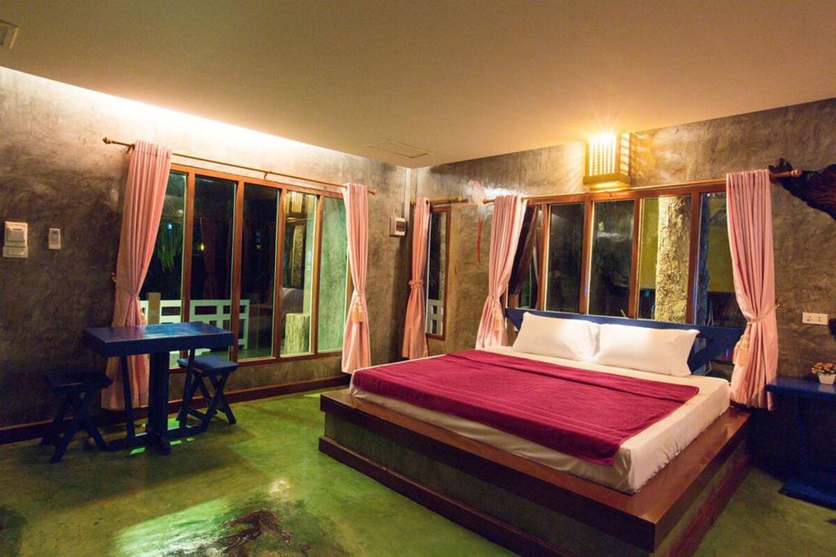 Ein Schlafzimmer mit einem Bett, einem Schreibtisch und einem Stuhl.