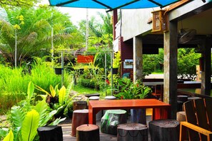 Se sirven desayunos y almuerzos, restaurante con mesas al aire libre 