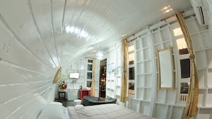 Una habitación con cama, escritorio y televisión.