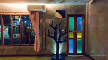 Xalet, vistes al riu (Chalet River Side) | Minibar, caixa forta a l'habitació, escriptori i wifi gratuïta