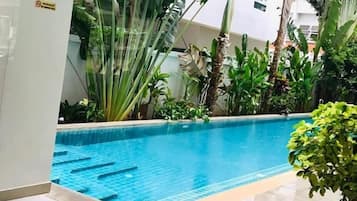 สระว่ายน้ำกลางแจ้ง