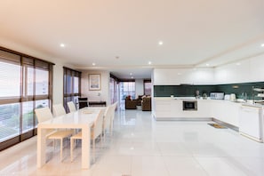 Three Bedroom Apartment | 1 개의 침실, 무료 WiFi
