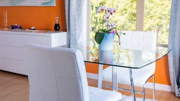 Luxury Suite, 1 Queen Bed, Ocean View, Sea Facing | In-room dining