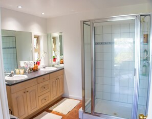 Phòng Suite Cao cấp, 1 giường cỡ queen, quang cảnh biển, đối diện biển | Phòng tắm | Đồ dùng nhà tắm được thiết kế riêng, máy sấy tóc, áo choàng tắm