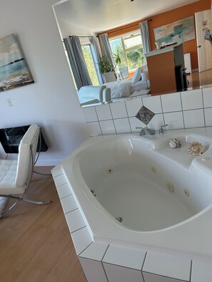 Luxury-Suite, 1 Queen-Bett, Meerblick, Meerseite | Badezimmer | Designer-Toilettenartikel, Haartrockner, Bademäntel, Hausschuhe