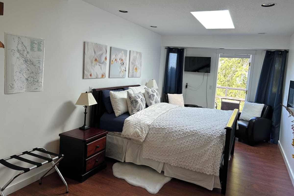 Mount Maxwell Trail Room | Living area | 40-inch flat-screen TV with premium channels, Smart TV, Netflix