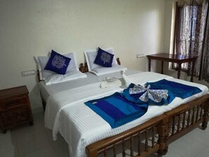 Double Room Single Use | Peti besi dalam bilik, meja, katil lipat simpan/tambahan, Wi-fi percuma