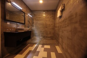 Bathroom | Shower, free toiletries, hair dryer, bathrobes - Twin Palms Resort (Sihanoukville)