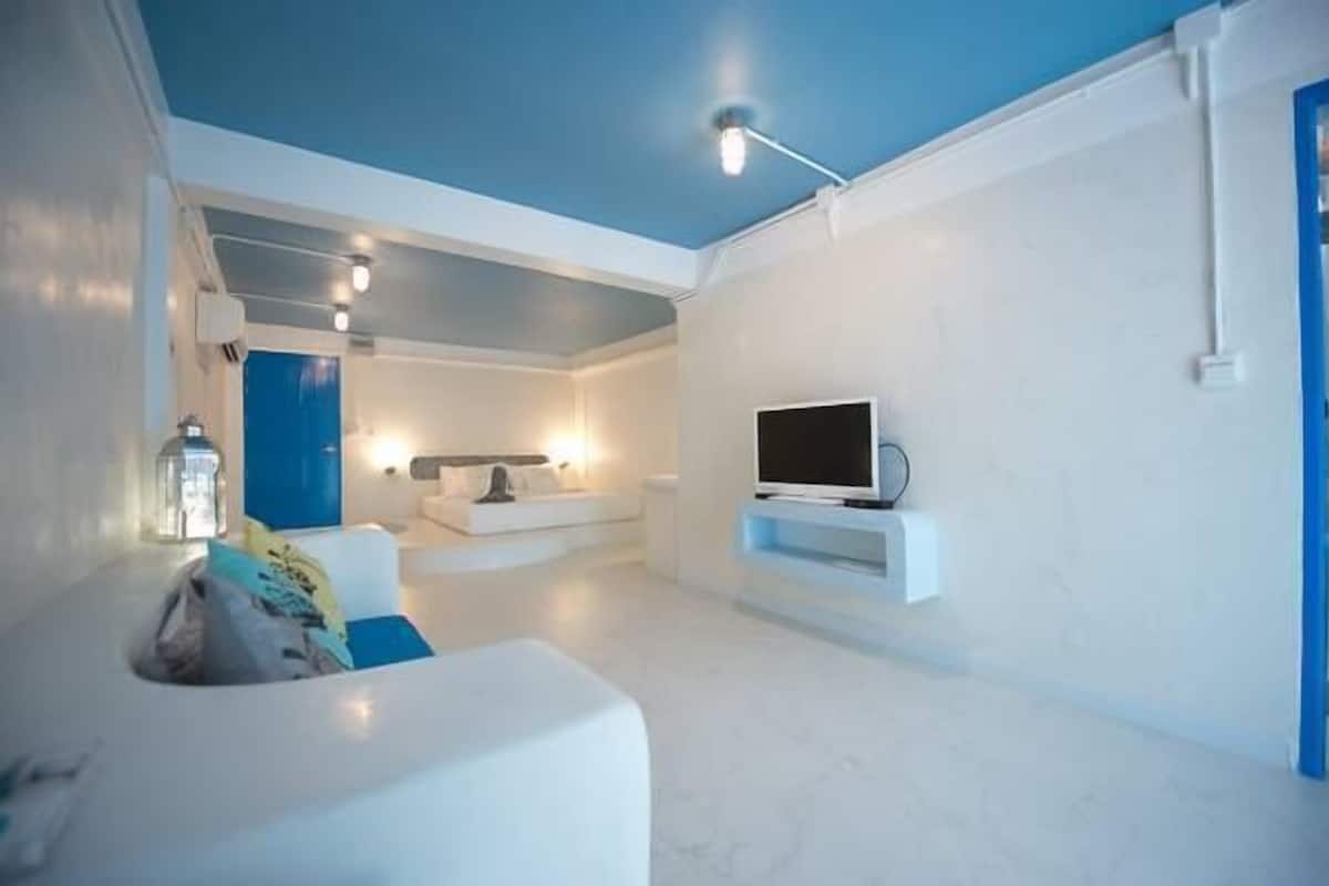 deluxe double with sea view | living area | lcd tv