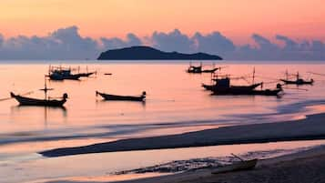 Pantai di sekitar