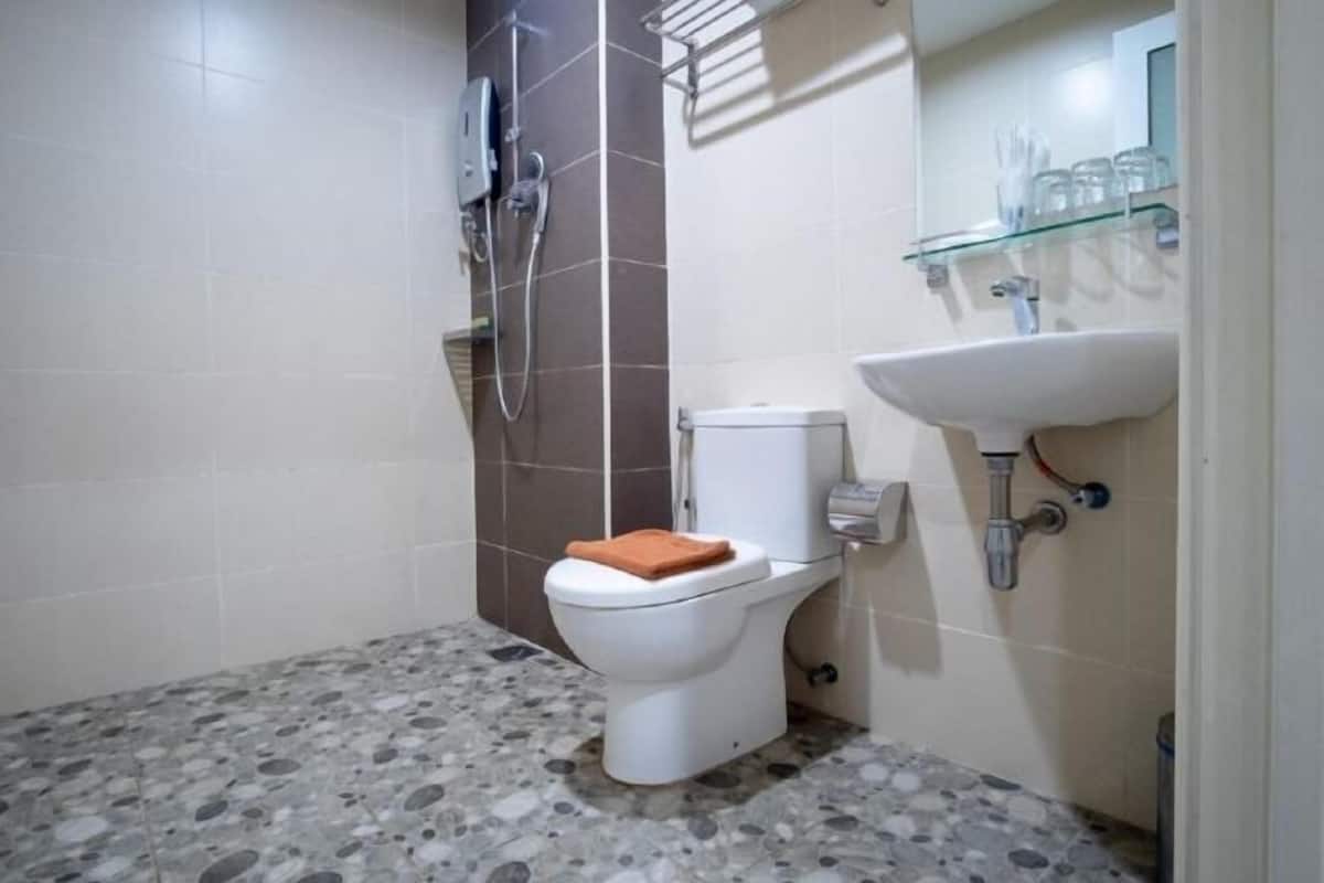 Dusche, kostenlose Toilettenartikel, Haartrockner, Bidet