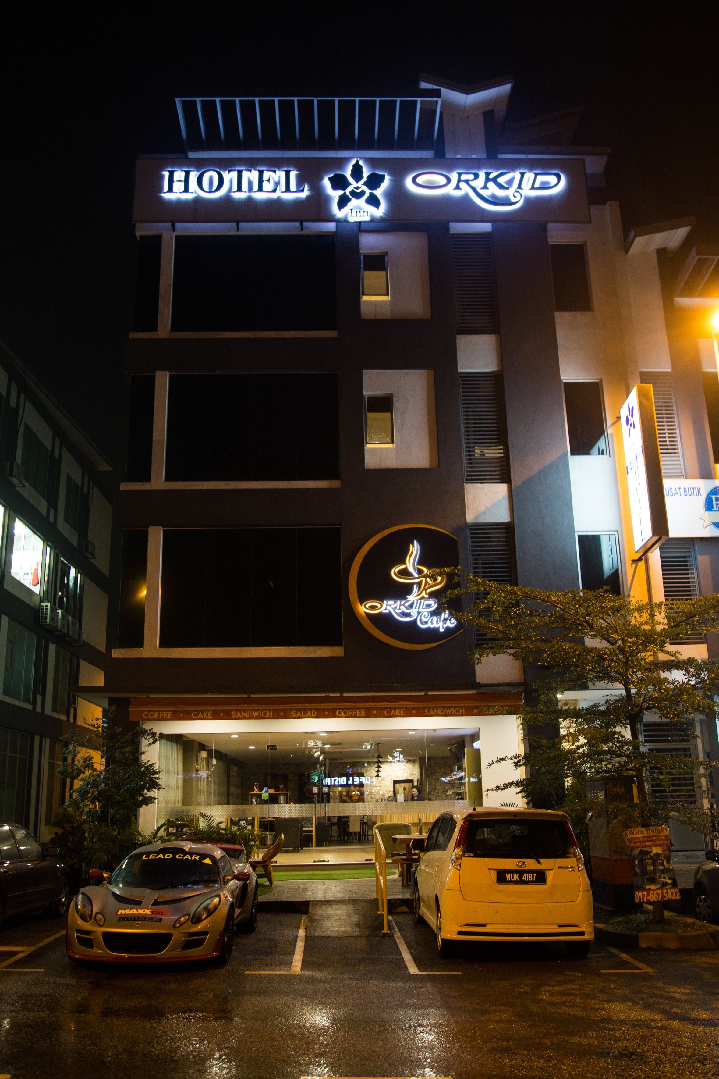 Fachada da propriedade à noite