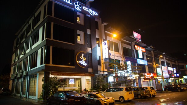 A hotel with a sign that reads "HOTEL ORKID" and a restaurant with a sign that reads "Café". - Orkid Inn Mahkota Cheras (Cheras)