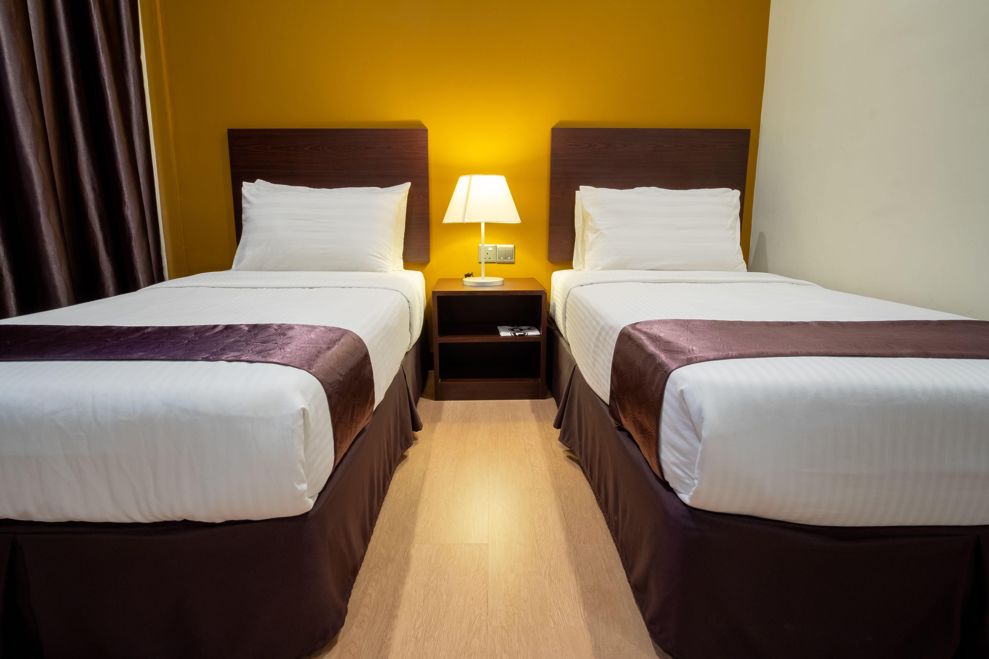 Habitación Deluxe, 2 camas individuales | Escritorio, tabla de planchar con plancha, wifi gratis y ropa de cama 