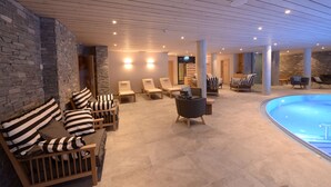Indoor pool, outdoor pool, open 7:00 AM to 8:00 PM, sun loungers - Alpenhotel Fleurs de Zermatt (Zermatt)