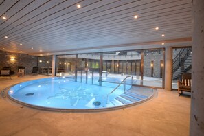 Piscine intérieure, piscine extérieure, 7 h à 20 h, chaises longues