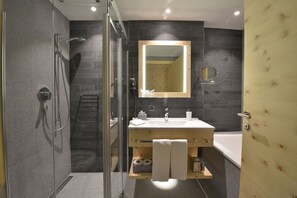 Deluxe Double Room (Parterre) | Bathroom | Free toiletries, hair dryer, bathrobes, slippers - Alpenhotel Fleurs de Zermatt (Zermatt)