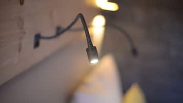 Ein Detailaufnahme einer Leuchte mit einem flexiblen Kabel.