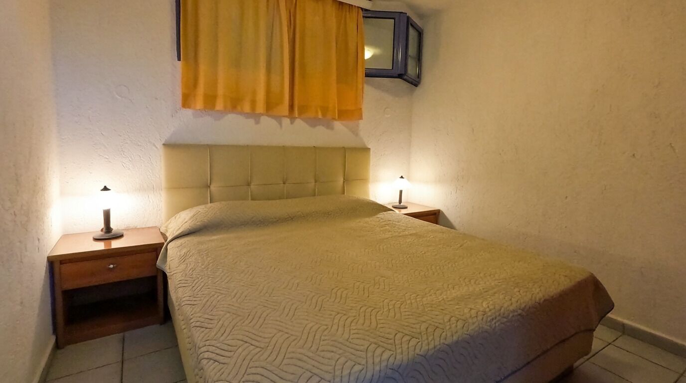 Economy Studio | Memory-foam beds, desk, free WiFi, bed sheets