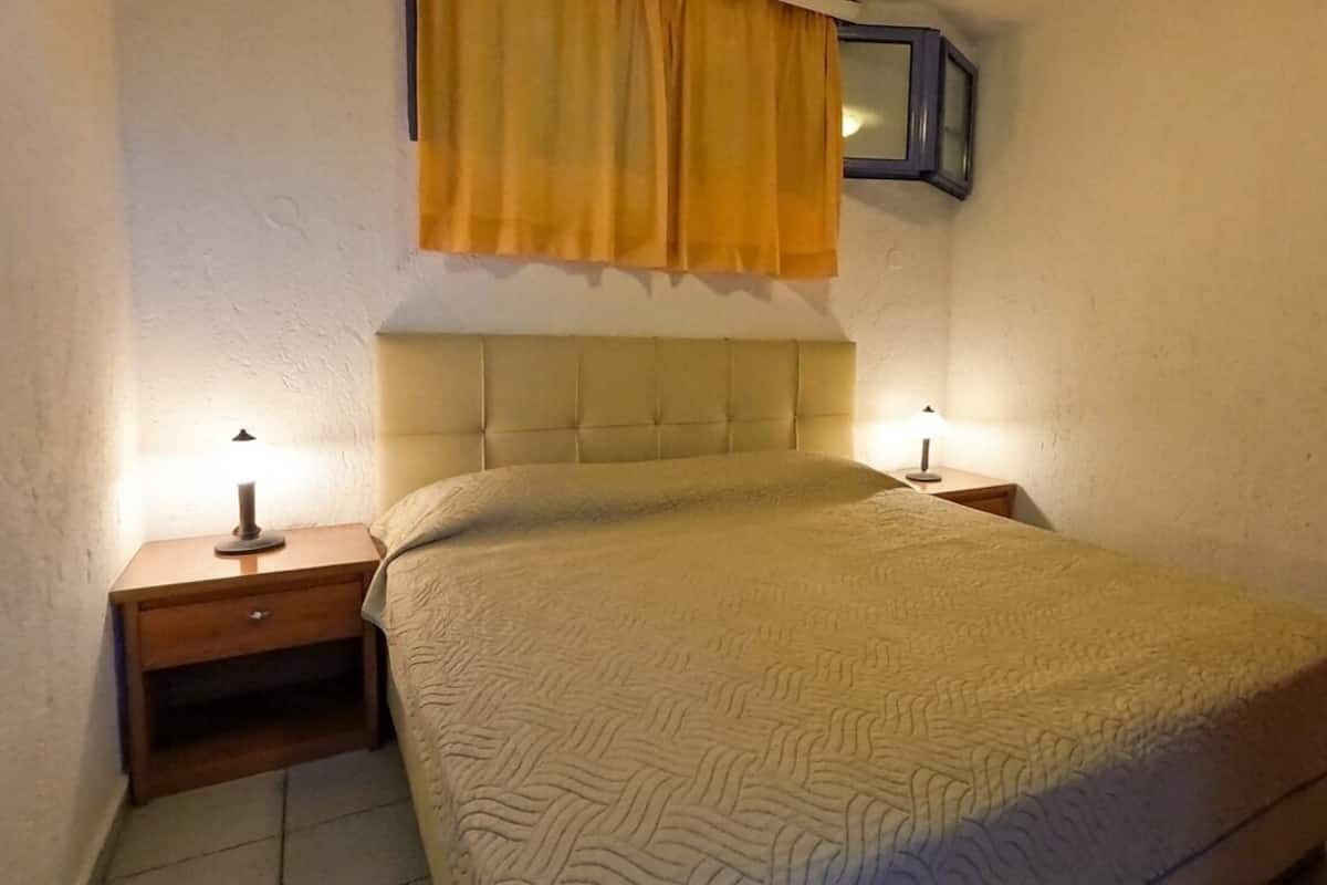 Economy Studio | Memory-foam beds, desk, free WiFi, bed sheets