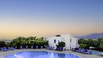 Piscine extérieure, chaises longues