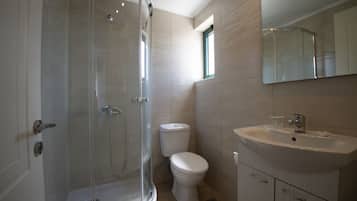 Douche, sĂšche-cheveux, serviettes fournies