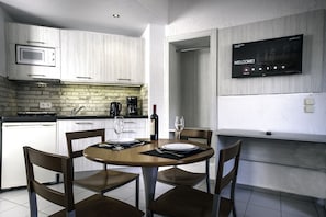 Apartamento premier, 1 quarto, vista para o jardim | Cozinha privada | Geladeira, micro-ondas, cooktop, cafeteira/chaleira