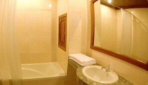 Combined shower/bathtub, deep-soaking bathtub, free toiletries - Mom's Guesthouse (Siem Reap)