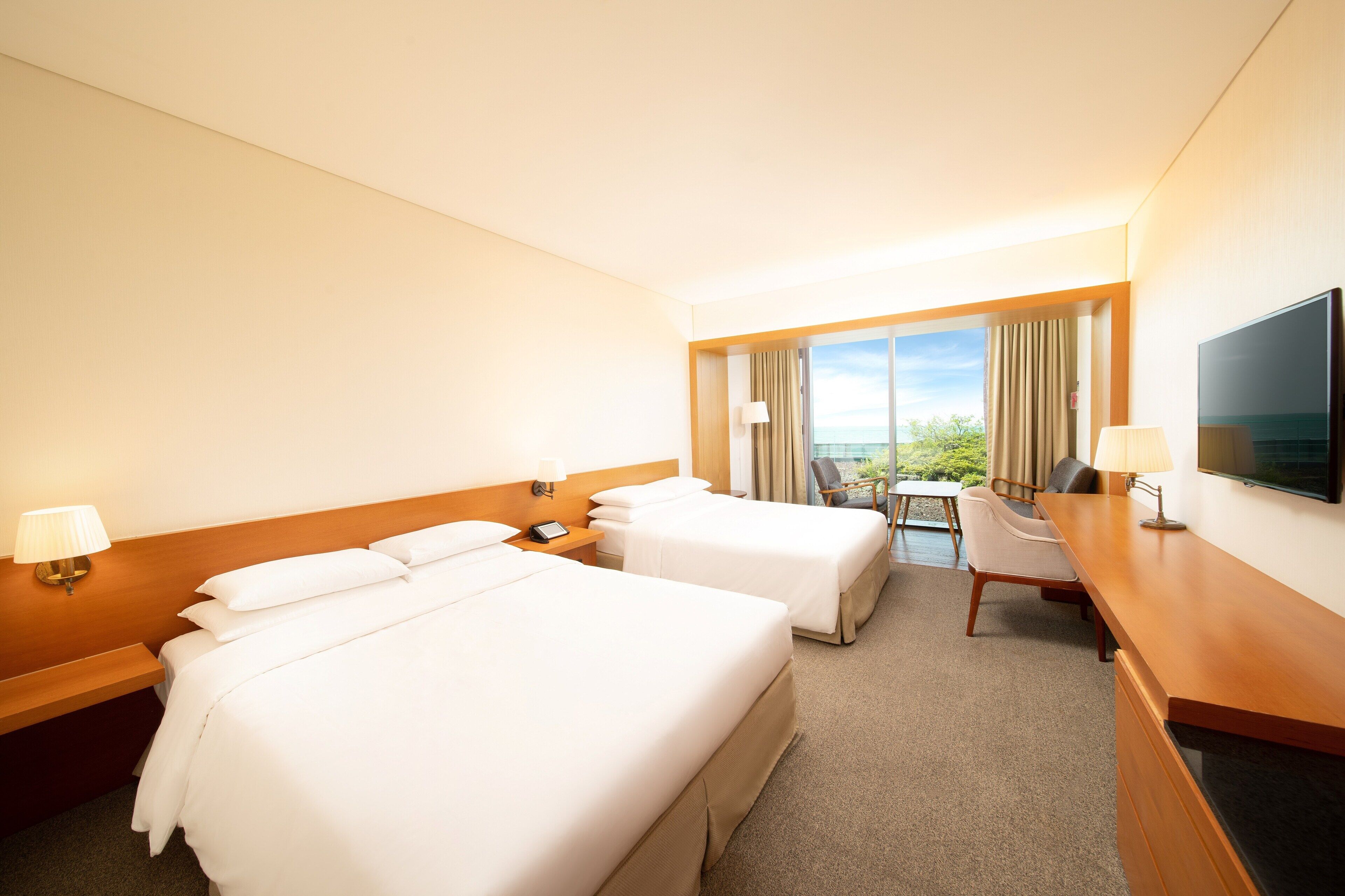 Cubrecamas, caja de seguridad en la habitación y muebles diferentes 