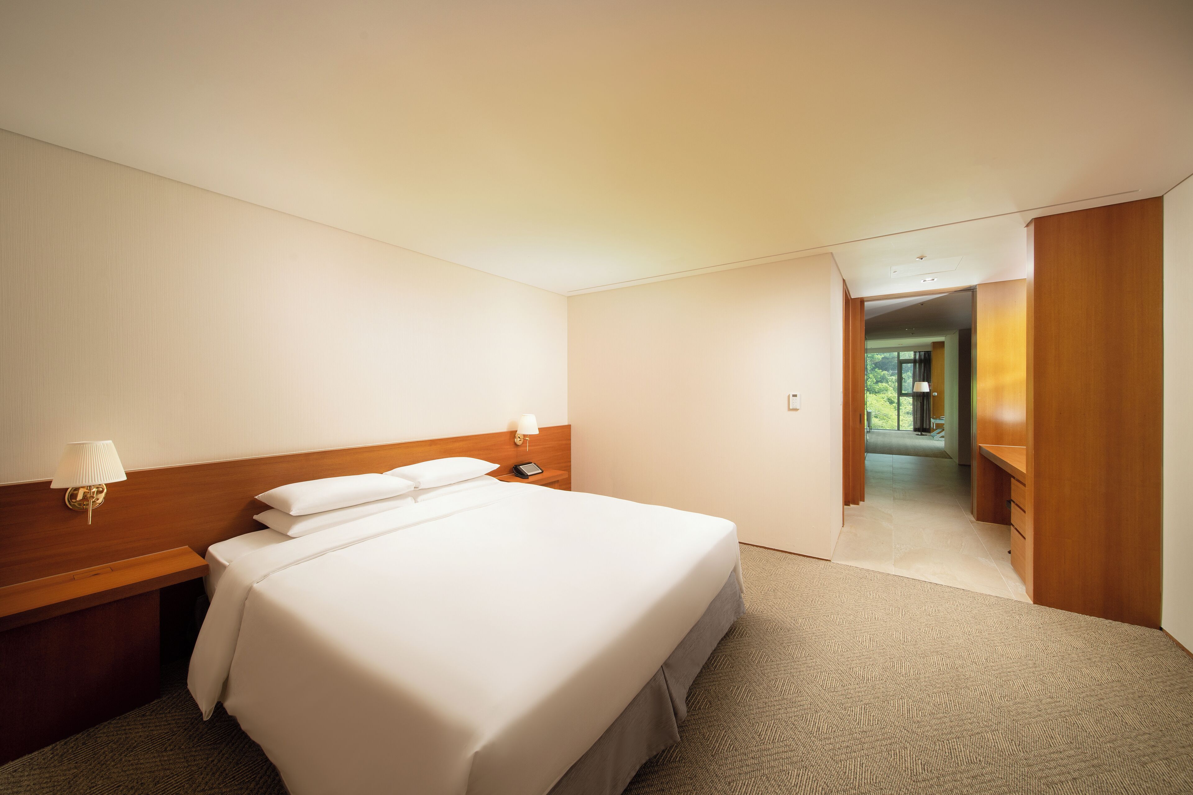 Cubrecamas, caja de seguridad en la habitación y muebles diferentes 