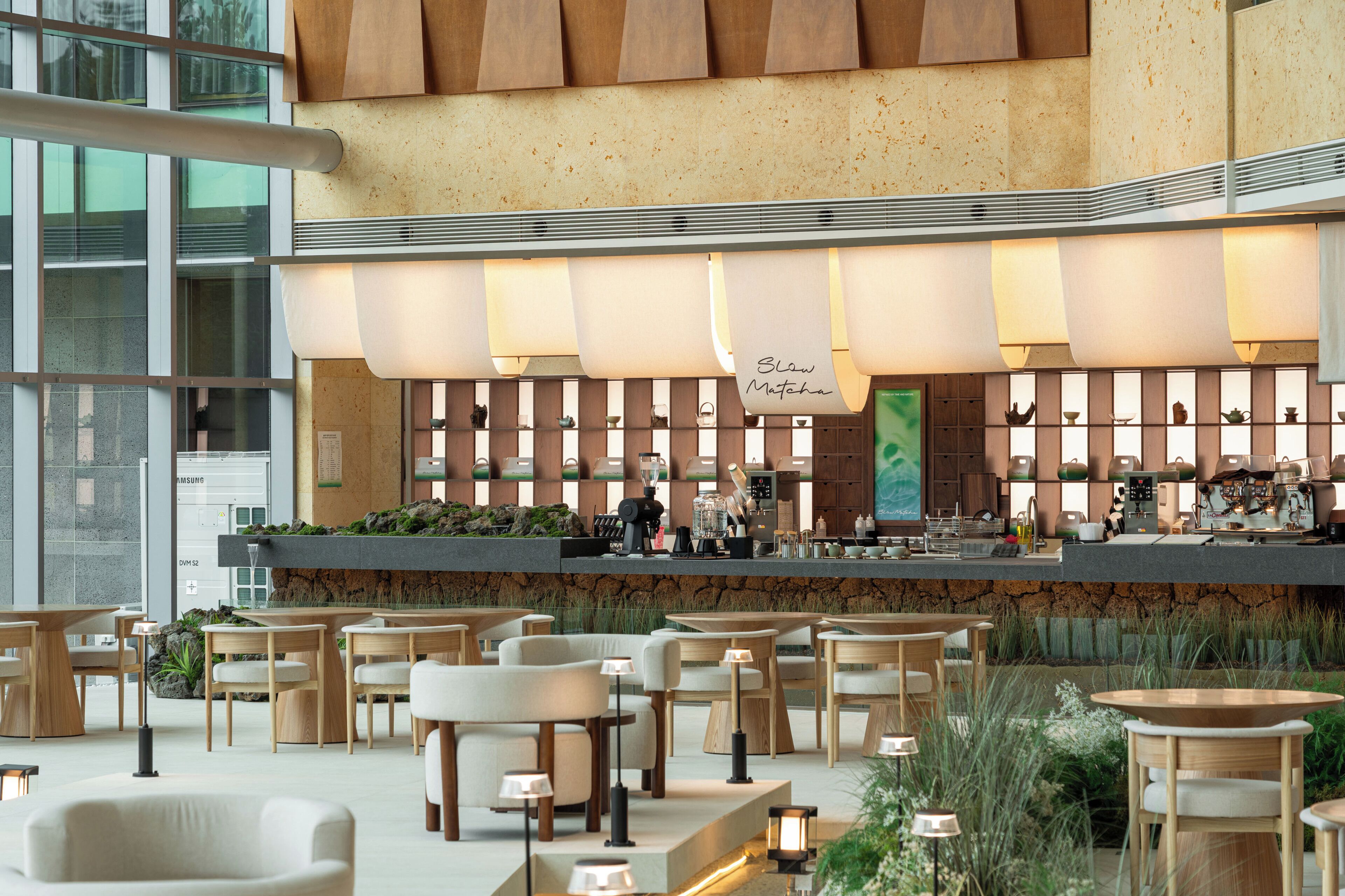 2 bars/lounges, lobby lounge