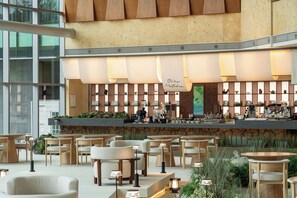 2 bars, lounge dans le hall