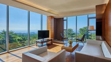 Parlor Suite + Breakfast for 2 | Down comforters, in-room safe, individually furnished, desk