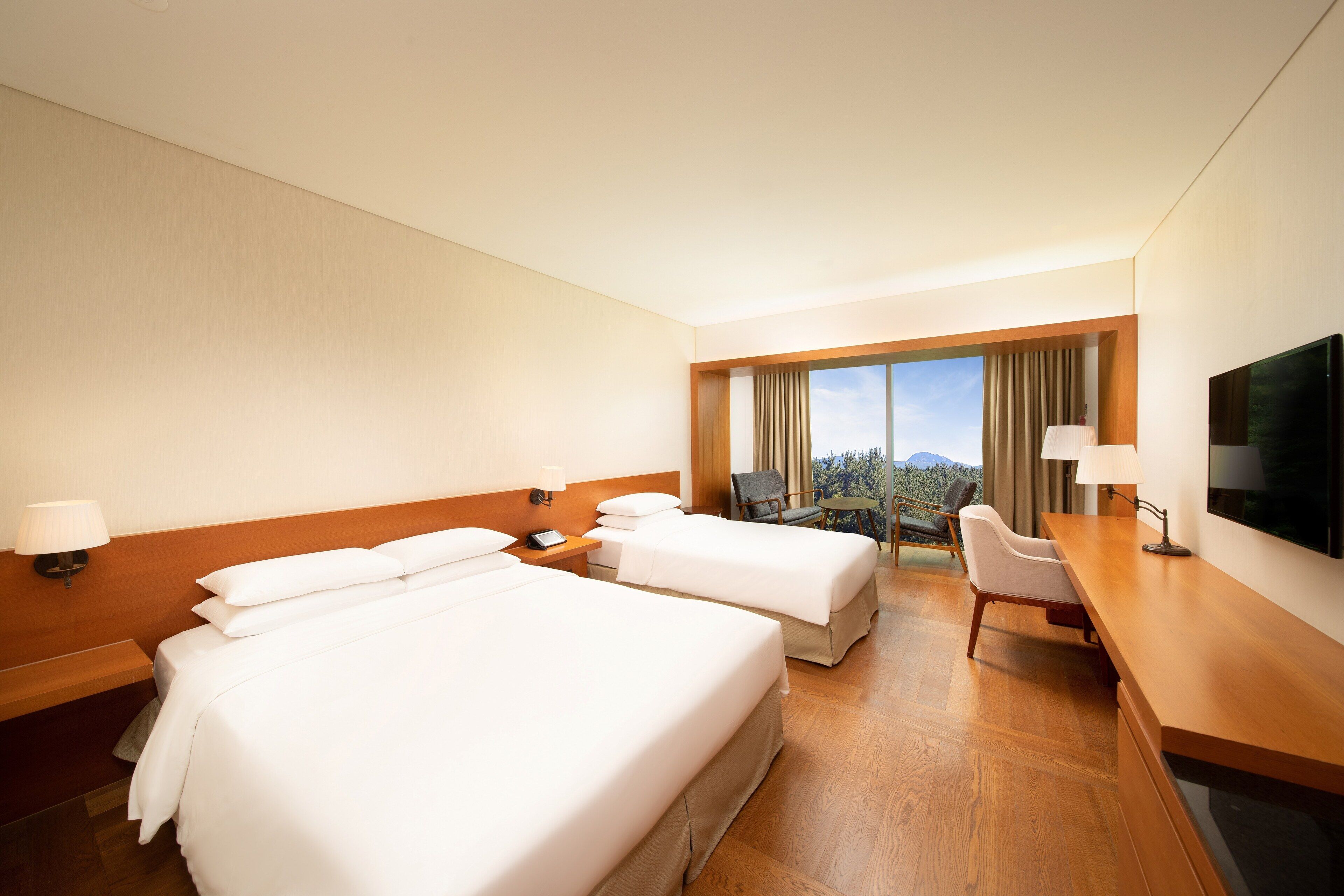 Cubrecamas, caja de seguridad en la habitación y muebles diferentes 