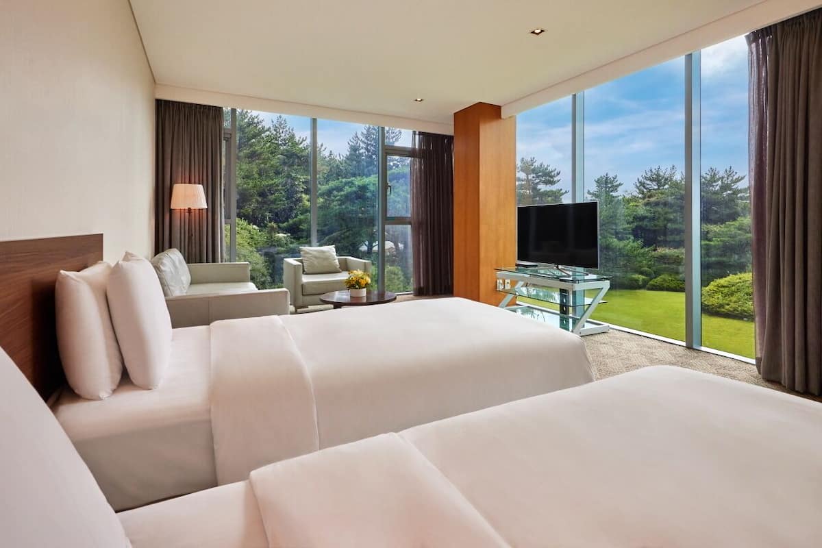 Triple Suite Room + Breakfast for 4 | 1 bedroom, down duvets, in-room safe, individually furnished