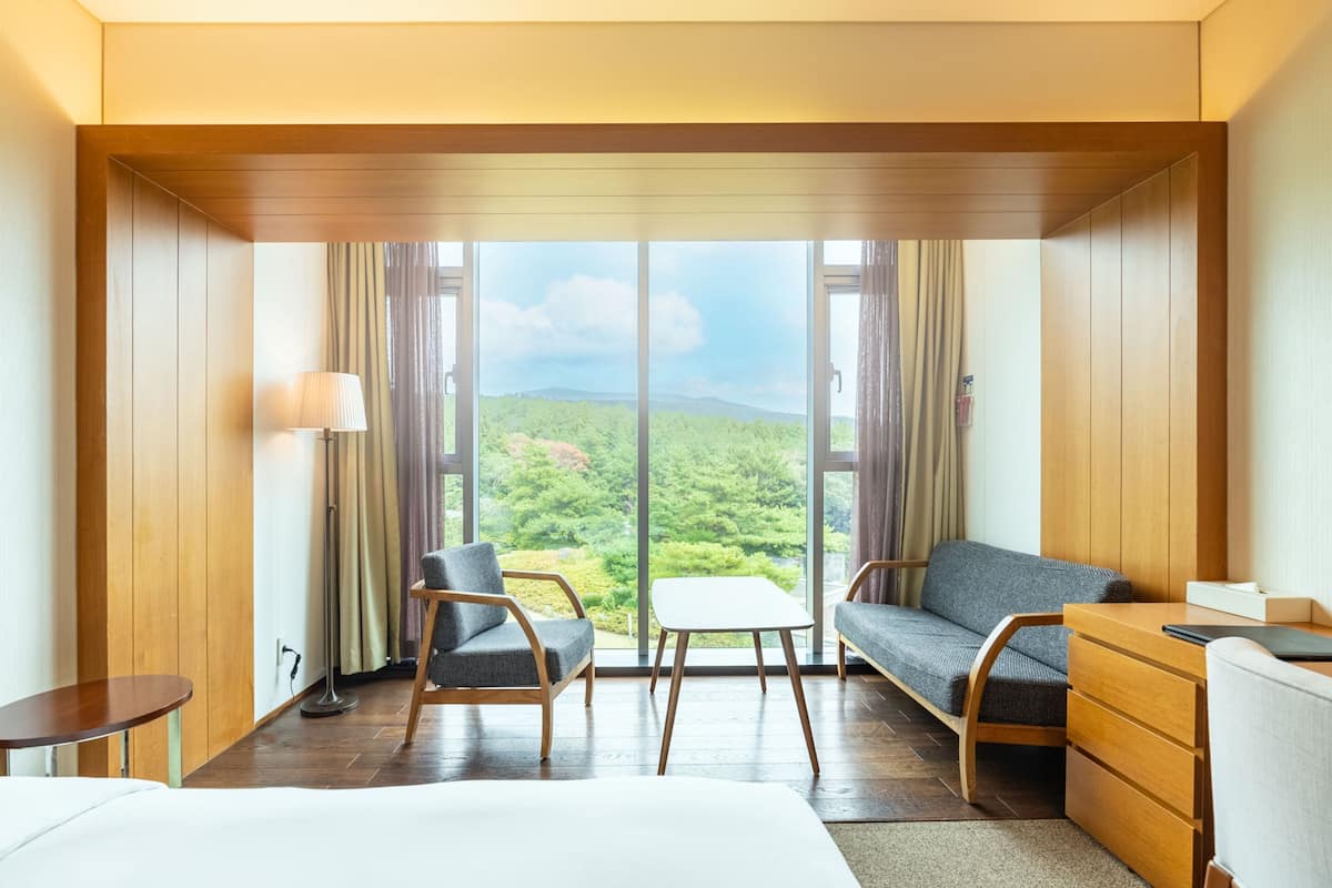 Dundyner, pengeskab på værelset, individuel indretning, skrivebord