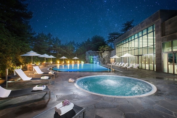 Indoor pool, seasonal outdoor pool, pool umbrellas, pool loungers - WE Hotel Jeju (Seogwipo)