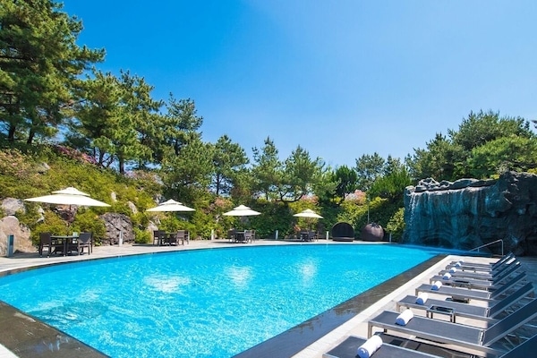 Kolam renang indoor dan kolam renang outdoor musiman