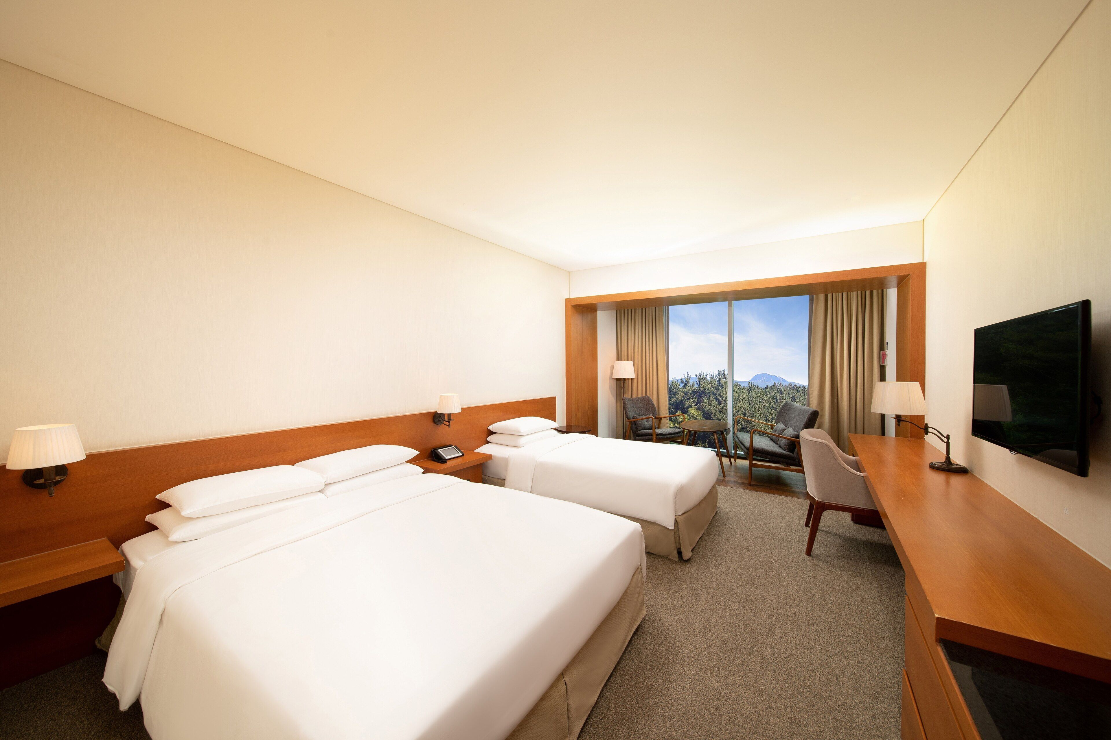 Cubrecamas, caja de seguridad en la habitación y muebles diferentes 