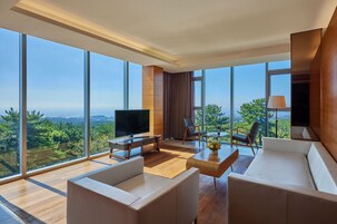 Triple Suite Room + Breakfast for 4 | Down comforters, in-room safe, individually furnished, desk