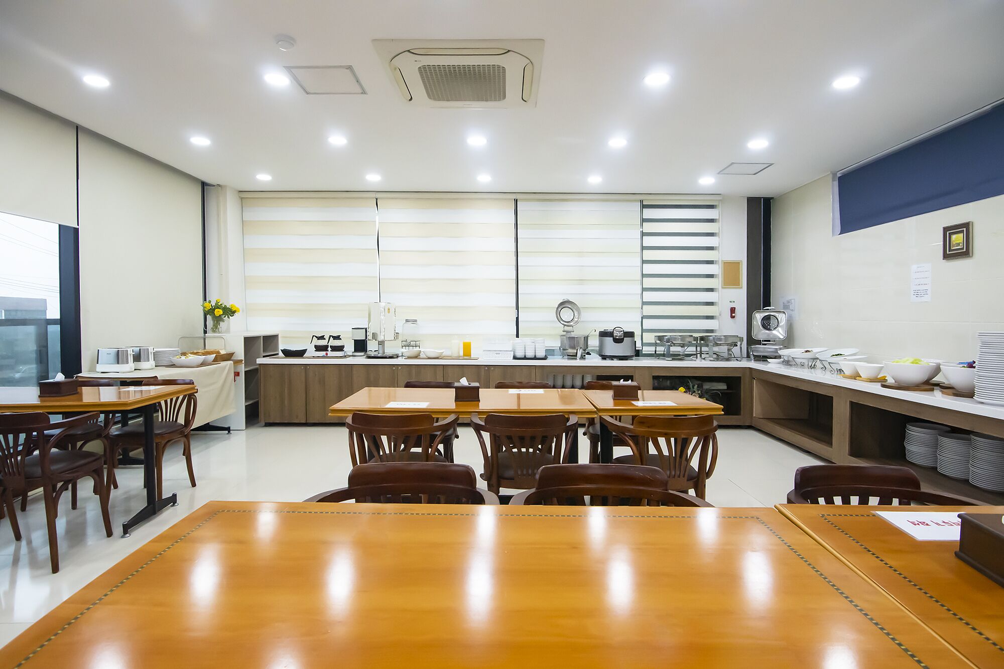 daily buffet breakfast (krw 10000 per person)