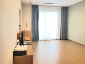 Room (Ondol) | Blackout drapes, soundproofing, free WiFi, bed sheets - Sims Hotel (Jeju City)