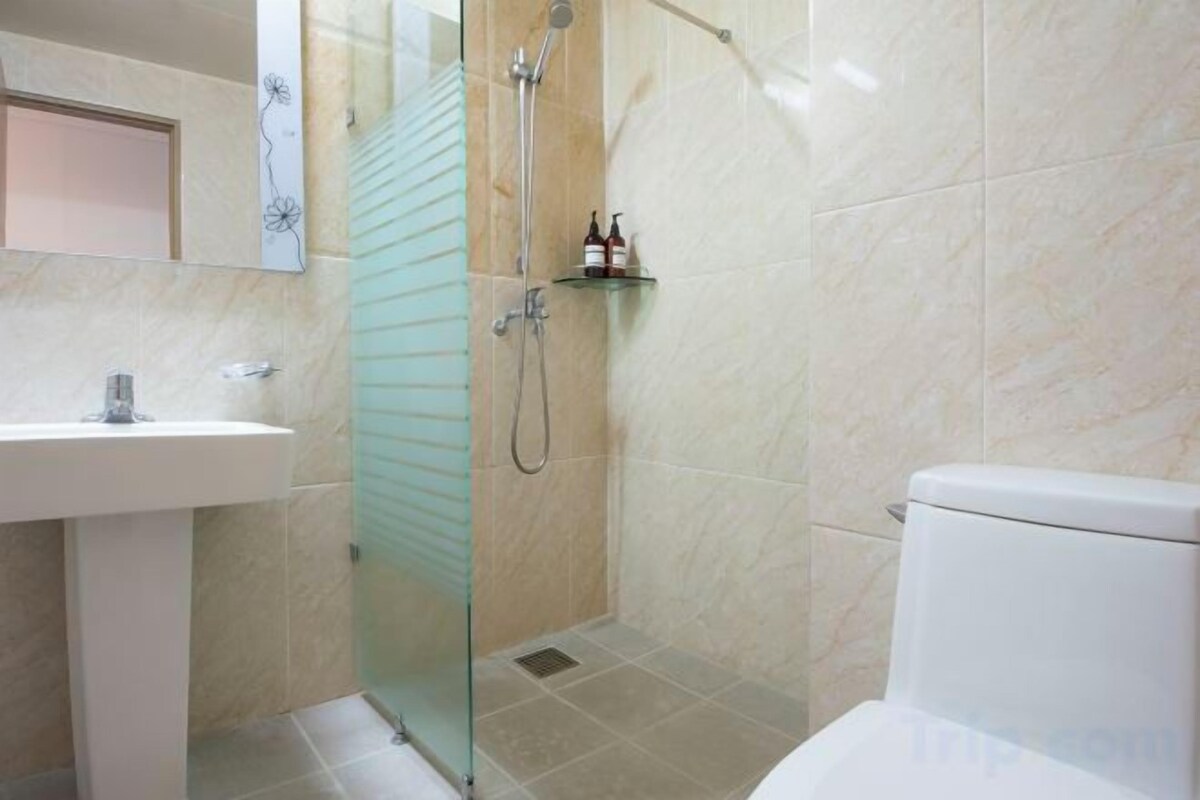 Shower, free toiletries, hair dryer, towels