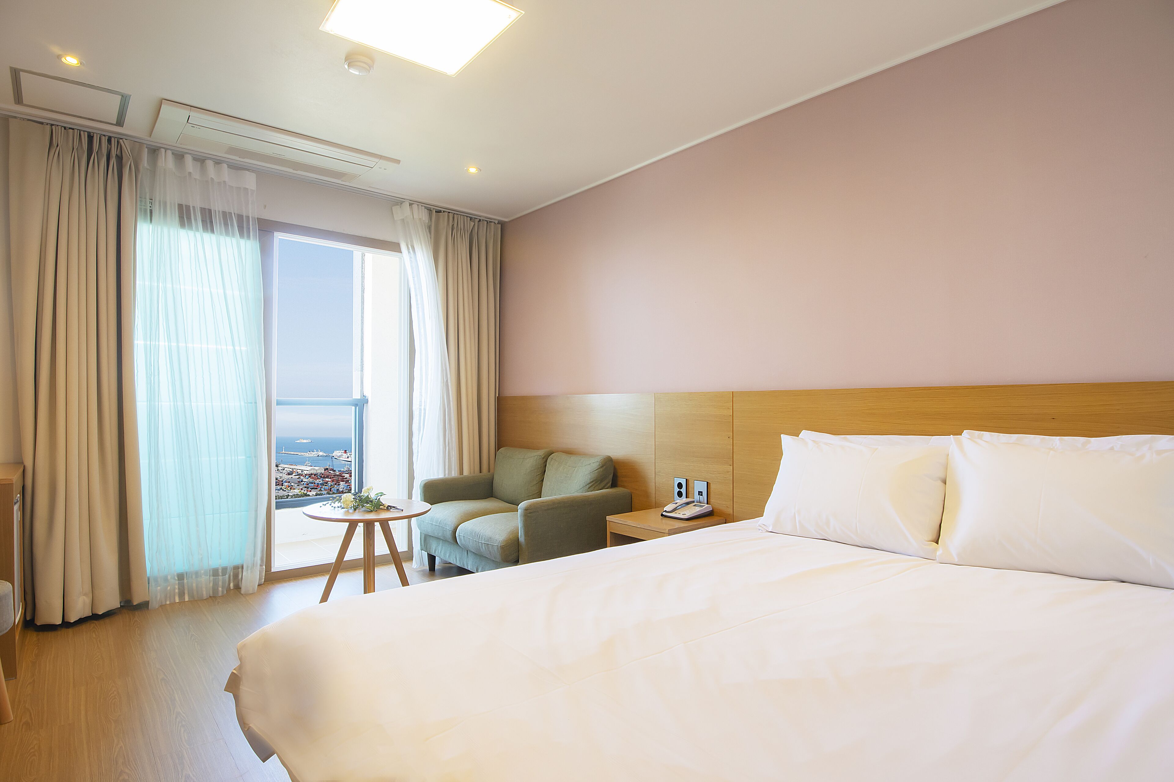 deluxe double room, ocean view | 1 bedroom, blackout curtains, soundproofing, free wifi