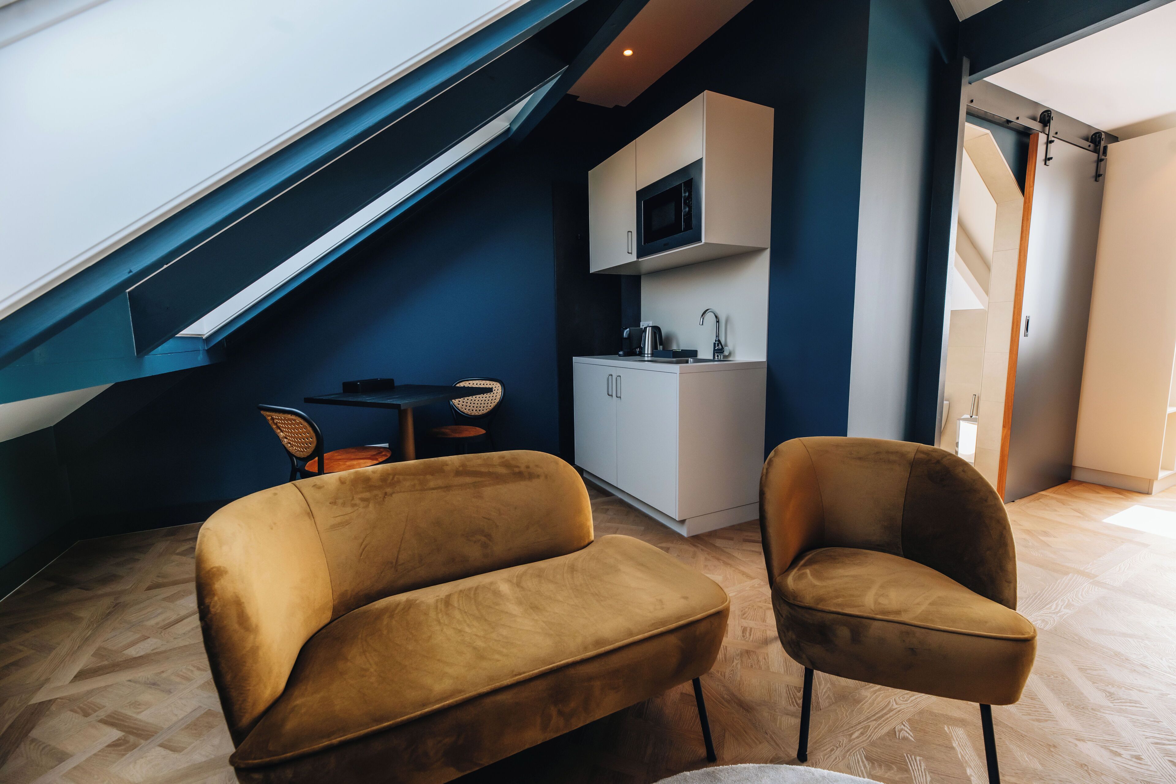 deluxe studio | in-room safe, laptop workspace, blackout curtains, free wifi