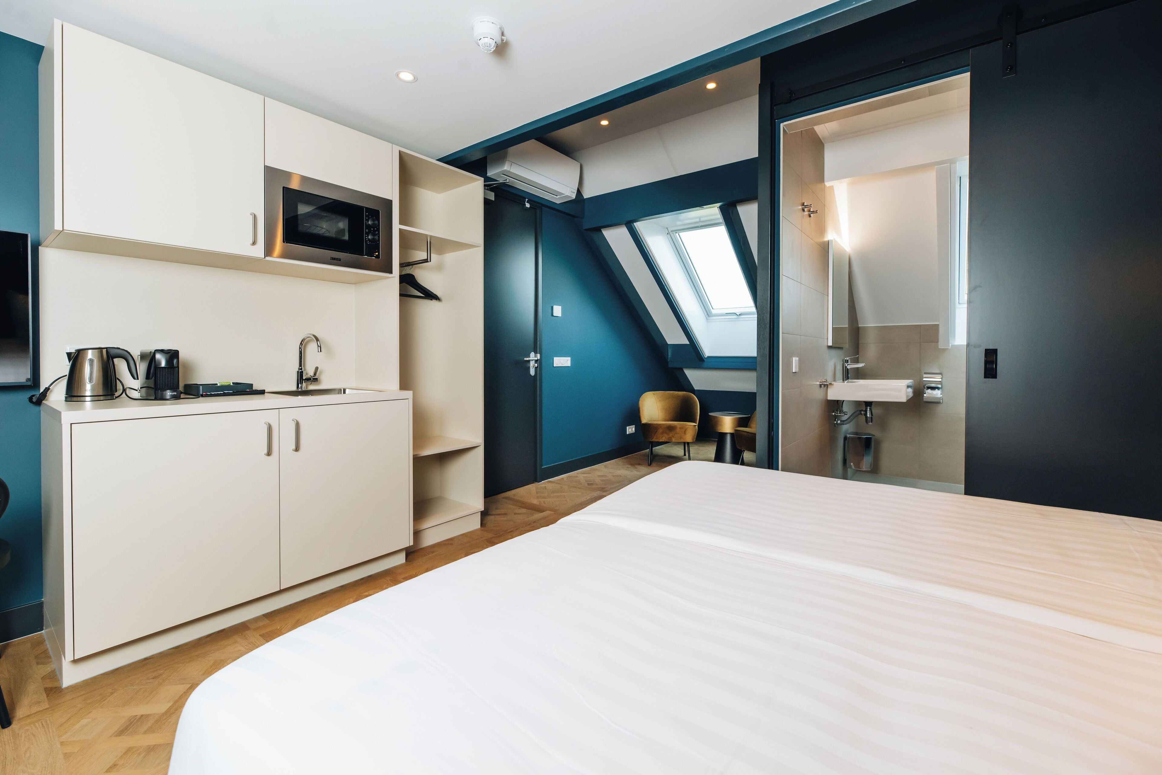 deluxe studio | in-room safe, laptop workspace, blackout curtains, free wifi