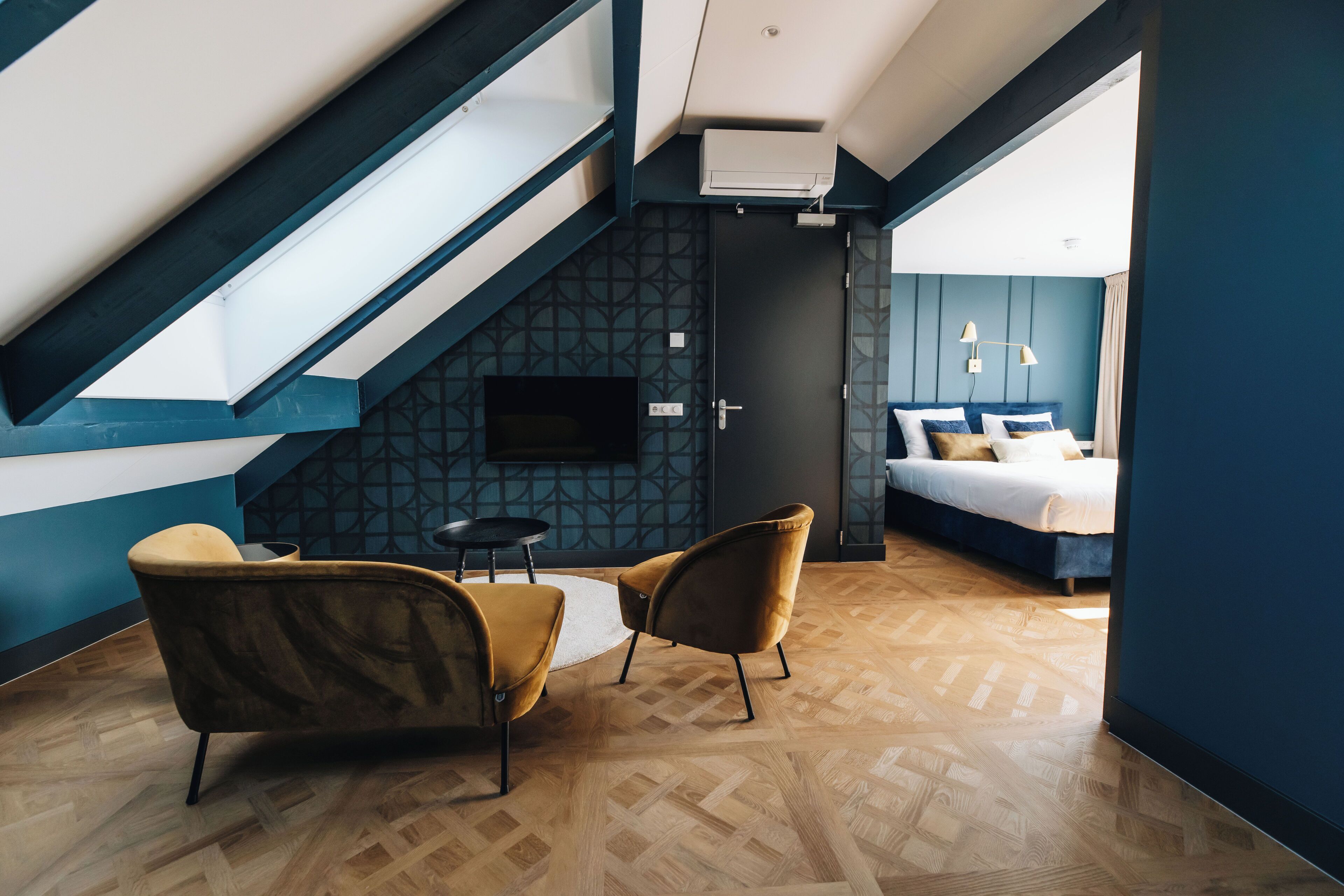 deluxe studio | in-room safe, laptop workspace, blackout curtains, free wifi