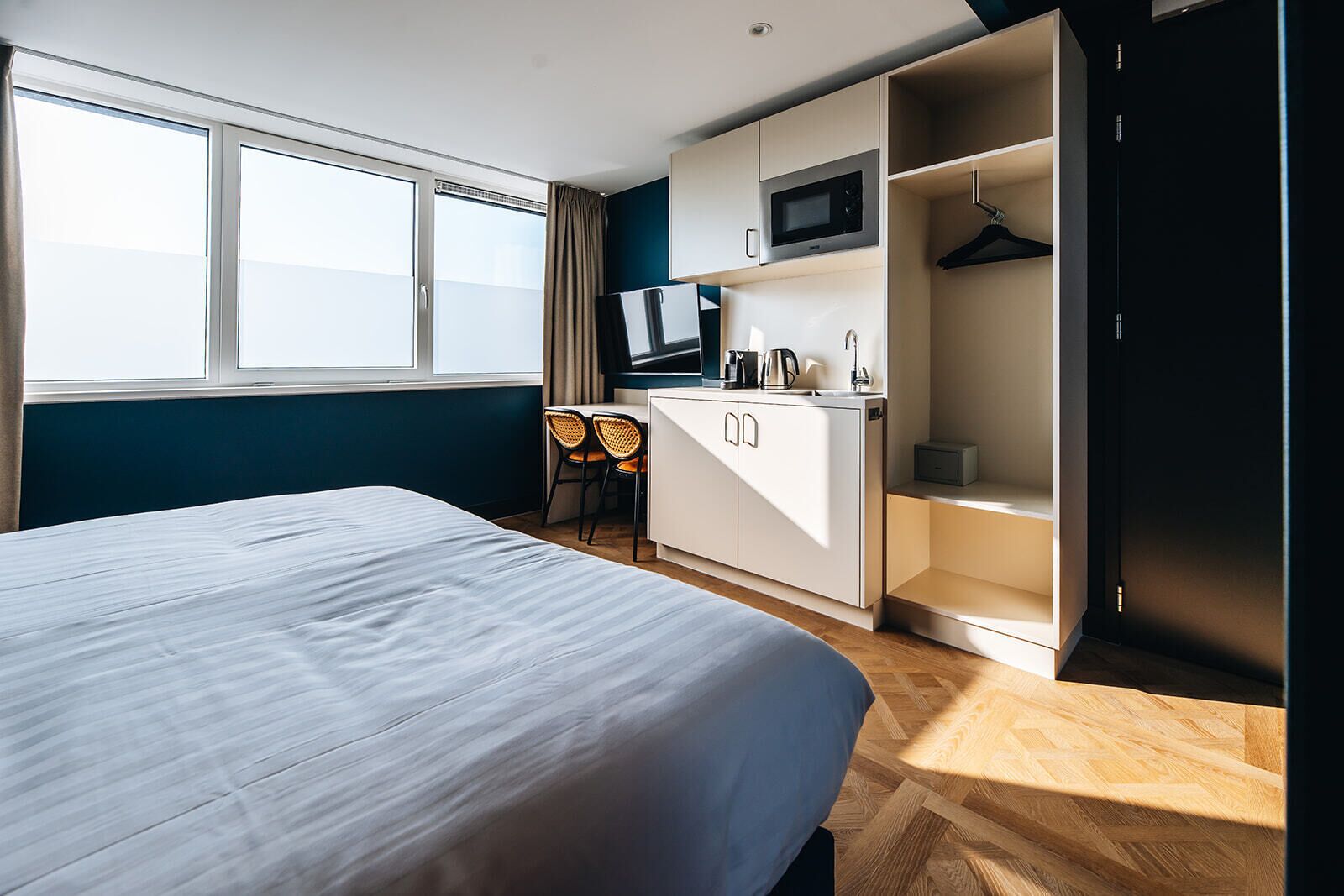 deluxe studio | in-room safe, laptop workspace, blackout curtains, free wifi