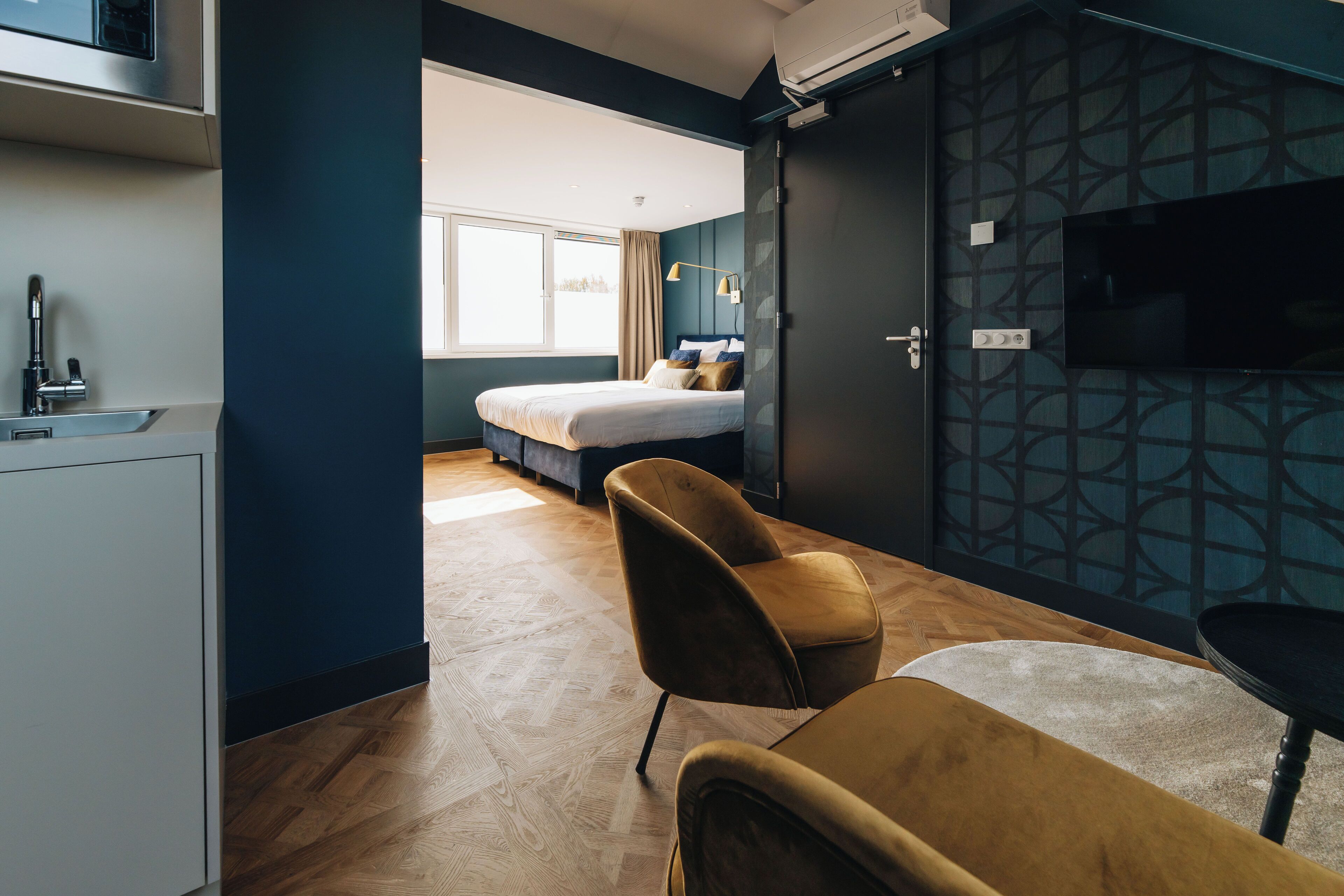 deluxe studio | in-room safe, laptop workspace, blackout curtains, free wifi