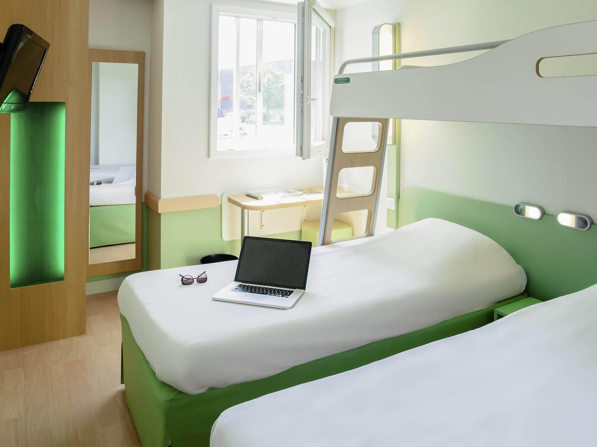 Driepersoonskamer, 3 eenpersoonsbedden | Een bureau, geluiddichte muren, gratis wifi